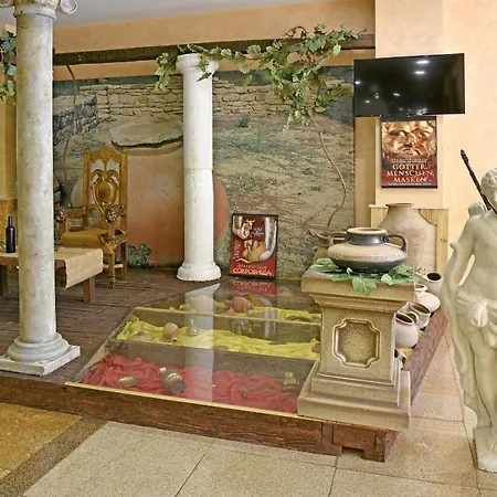 Estreya And Sf. Constantin și Elena