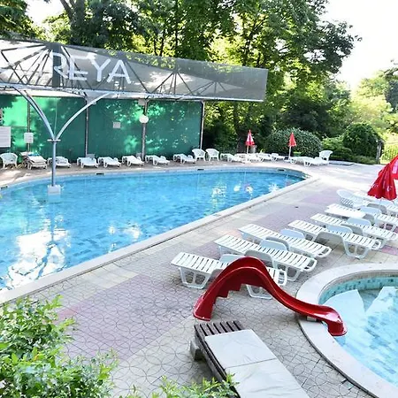 Estreya And Sf. Constantin și Elena