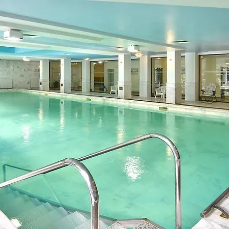 Estreya And Sf. Constantin și Elena