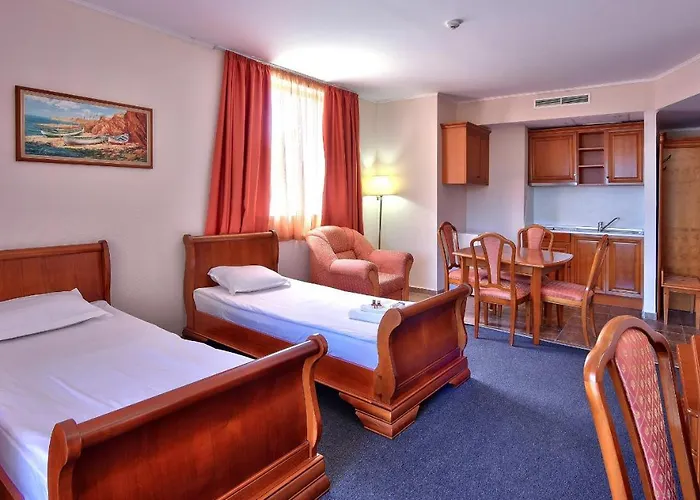 Hotel Estreya And